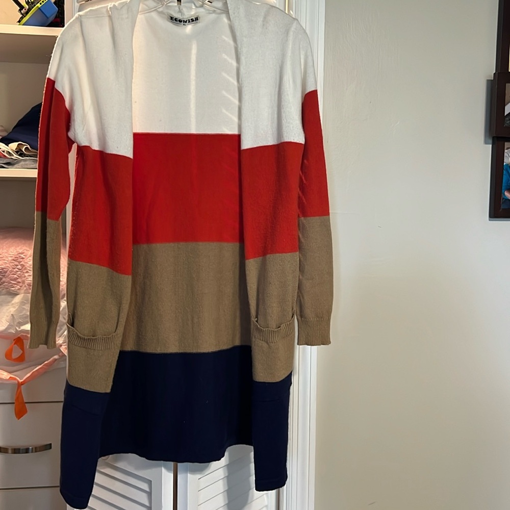 Amazon sweater size XL Buts for more medium. Hits mid thigh. Worn once.